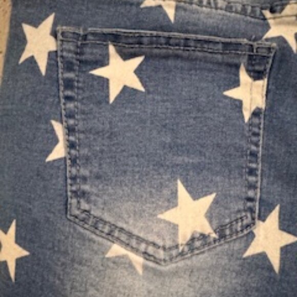 Short de Mezclilla con Estampado de Estrellas y Flecos (Star Print Denim shorts) - Picture 8 of 10